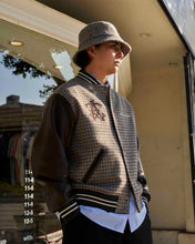 Carica l'immagine nel visualizzatore di Gallery, ANTi COUNTRY CLUB VARSITY JACKET - BROWN -