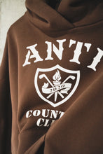 Carica l&#39;immagine nel visualizzatore di Gallery, ANTi COUNTRY CLUB COLLEGE LOGO HOODIE - BROWN -
