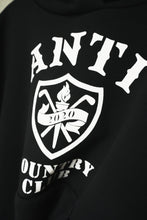 Charger l&#39;image dans la galerie, ANTi COUNTRY CLUB COLLEGE LOGO HOODIE - BLACK -
