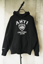 Charger l&#39;image dans la galerie, ANTi COUNTRY CLUB COLLEGE LOGO HOODIE - BLACK -
