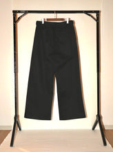 Load image into Gallery viewer, ANTi COUNTRY CLUB TOKYO 2026 SS - ONE-TUCK CHINO PANTS（BLACK) -
