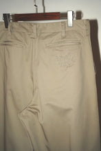 Load image into Gallery viewer, ANTi COUNTRY CLUB TOKYO 2026 SS - ONE-TUCK CHINO PANTS（BEIGE) -
